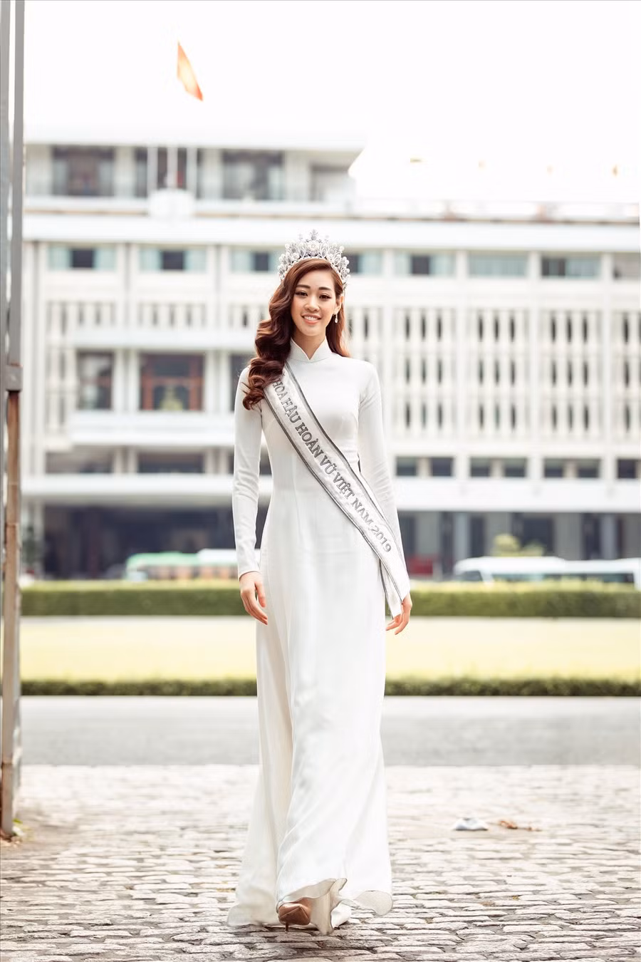 Hoa hậu Khánh Vân chia sẻ, hai lần đạt danh hiệu “Người đẹp Áo dài” tại Hoa hậu Hoàn vũ Việt Nam khiến cô được nhiều người khuyến khích nên mặc áo dài nhiều hơn để phát huy vẻ đẹp của mình. Ảnh: David Sắn.