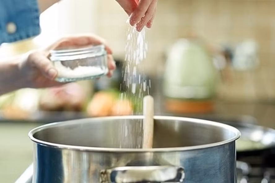 Người Việt có thói quen nêm gia vị khi nấu và chấm khi ăn. Ảnh minh họa