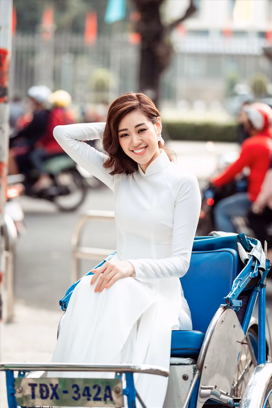 Bản thân Khánh Vân khi diện áo dài cũng trở nên rạng rỡ và tràn đầy năng lượng hơn. Ảnh: David Sắn.