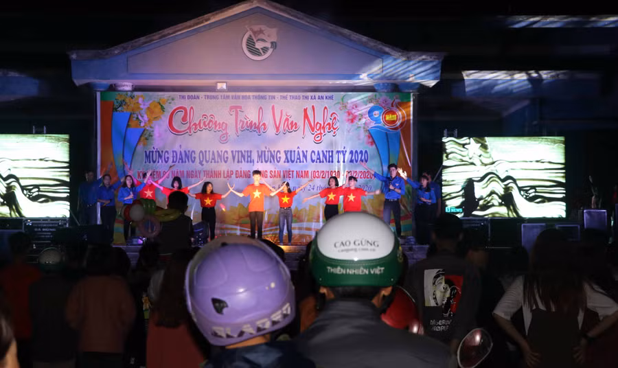 Chương trình văn nghệ mừng Đảng, mừng Xuân Canh Tý diễn ra sôi động, hấp dẫn. Ảnh: Ngọc Minh