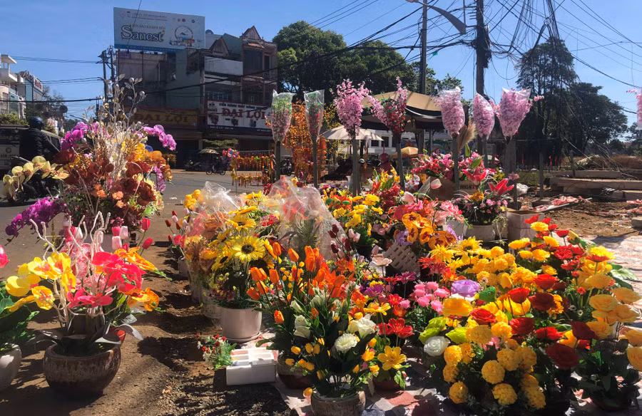 Chậu lan hồ điệp, hoa đồng tiền, tulip, hướng dương… được làm bằng nhựa, vải cũng được bày bán rất nhiều dọc các tuyến đường. Ảnh: Ngọc Thu Chậu lan hồ điệp, hoa đồng tiền, tulip, hướng dương… được làm bằng nhựa, vải cũng được bày bán rất nhiều dọc các tuyến đường. Ảnh: Ngọc Thu