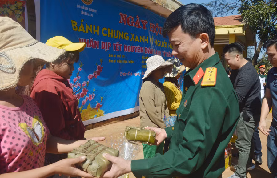 Tặng bánh chưng cho các hộ tại lang Ngo Rông. Ảnh: Anh Huy
