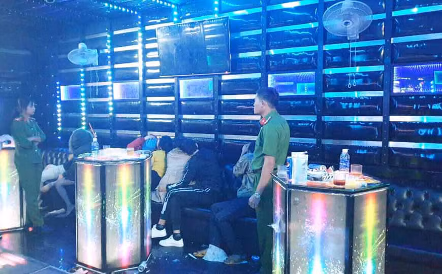 6 đối tượng đã dương tính với ma túy tại quán karaoke Gold. Ảnh: Văn Ngọc 