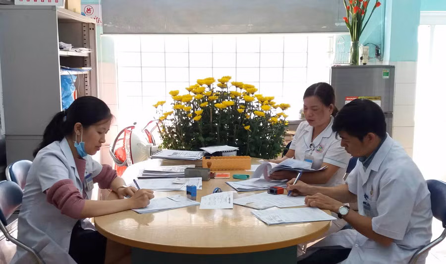 -Các bác sĩ, nhân viên y tế Khoa Cấp cứu, Bệnh viện Đa khoa tỉnh vui Xuân nhưng không quên nhiệm vụ. Ảnh: Như Nguyện