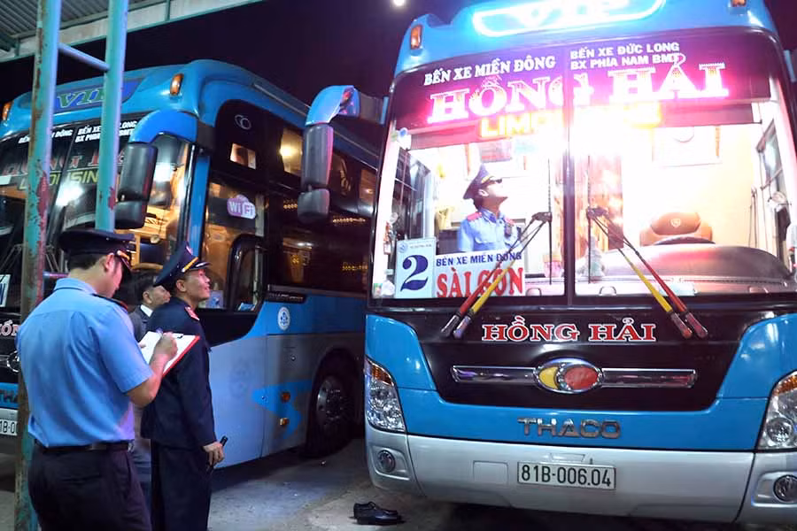 Lực lượng Thanh tra Giao thông kiểm tra điều kiện người lái, phương tiện của Công ty TNHH Vận tải Hồng Hải. Ảnh: L.H