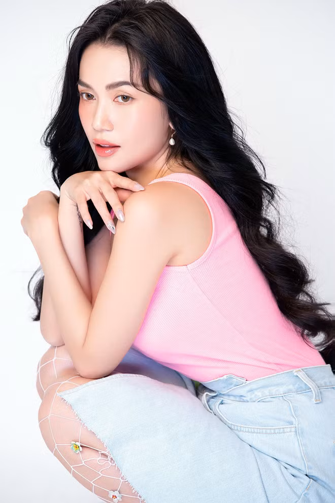  Với bộ trang phục hồng - xanh lam nhạt, lựa chọn này của Sĩ Thanh mang lại sự gợi cảm hơn nhờ chiếc áo ôm sát cơ thể và váy jeans ngắn vạt chéo, vừa kín đáo cũng vừa đủ 