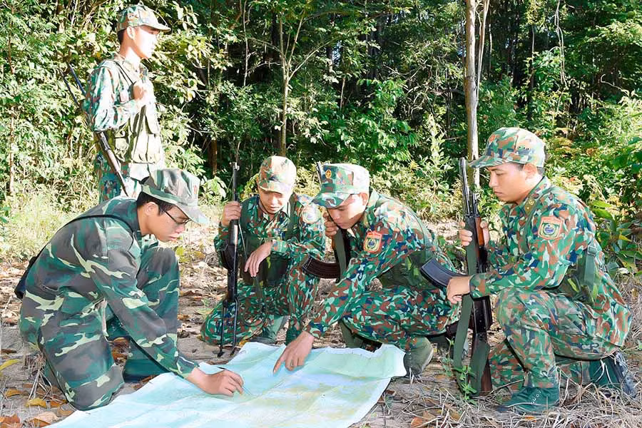  Chiến sĩ đồn Biên phòng Ia Mơr tuần tra bảo vệ biên giới. Ảnh: Đ.T
