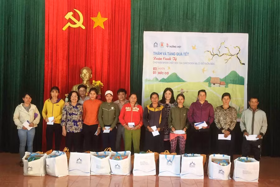 Quang cảnh buổi trao quà cho nạn nhân chất độc da cam/dioxin trên địa bàn huyện Đức Cơ. Ảnh: Hà Phương