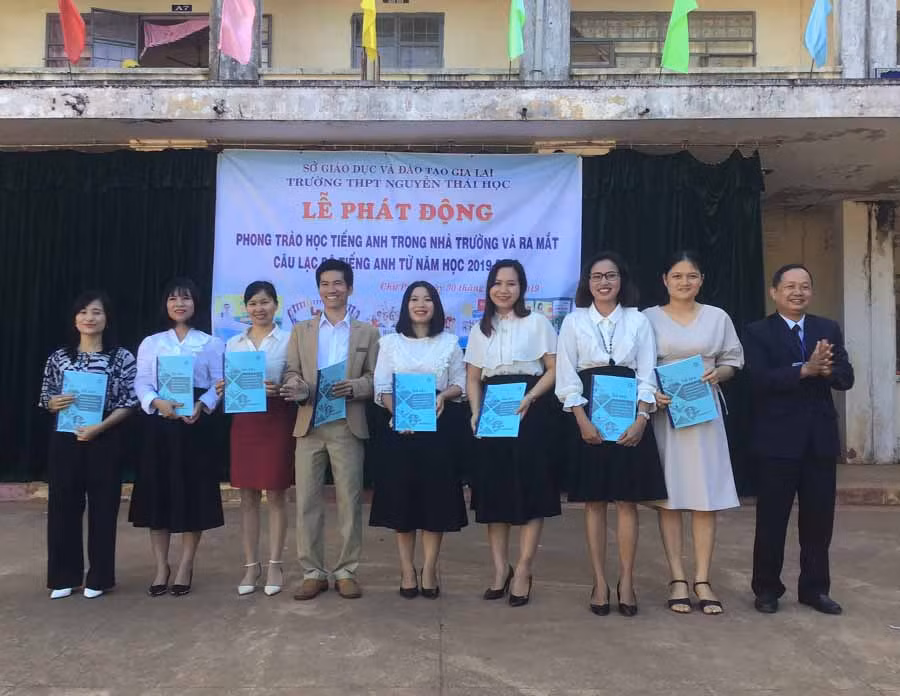Trường THPT Nguyễn Thái Học (huyện Chư Pưh) trao sổ tay “Hướng dẫn phát triển môi trường học và sử dụng ngoại ngữ” cho giáo viên tại lễ phát động phong trào học tiếng Anh. Ảnh: H.T