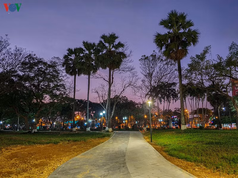 Hai tuyến đường đi bộ dọc hai bên bờ sông Hương đã tạo ra không gian thư giãn tuyệt đẹp cho du khách và người dân xứ Huế.