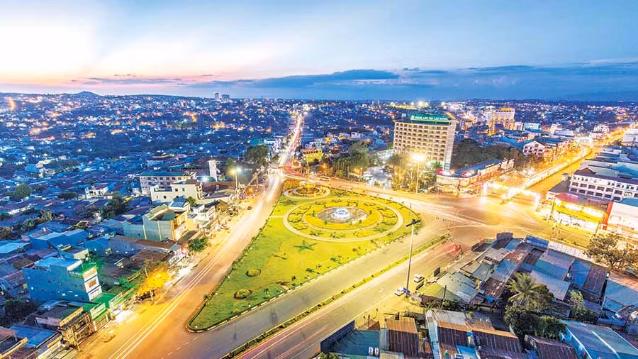  Một góc TP. Pleiku về đêm. Ảnh: PHAN NGUYÊN
