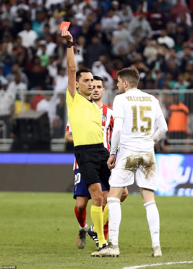  Valverde lĩnh thẻ đỏ sau pha phạm lỗi với Morata.