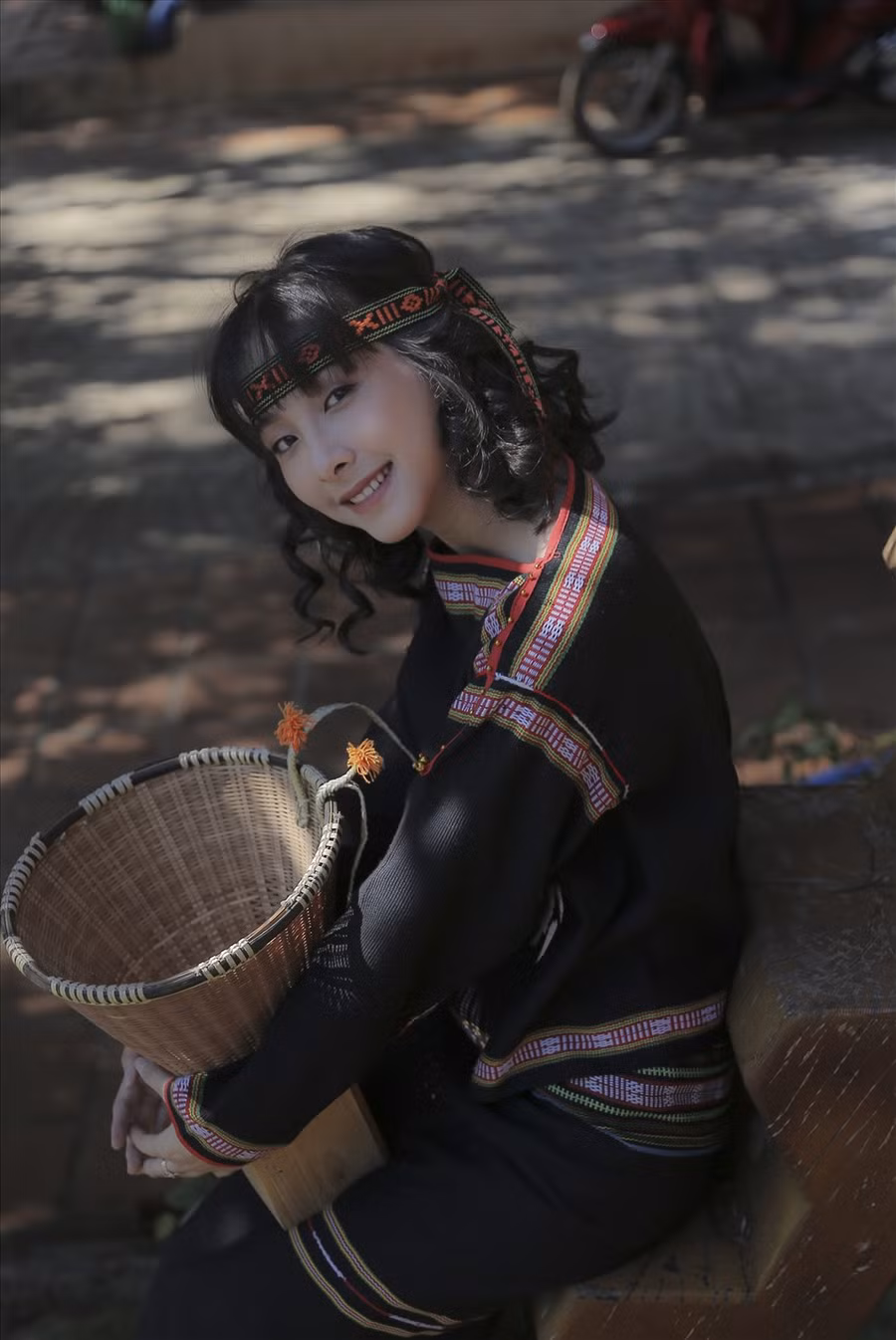 Trang phục mà Hồng Nhung mặc chính là đồ truyền thống của thiếu nữ người Ê Đê. Đó là loại áo ngắn dài tay, khoét cổ, mặc chui đầu. Thân áo dài, khi mặc cho ra ngoài váy. Trên nền màu chàm, áo được trang trí bằng các đường viền kết hợp với dải hoa văn nhỏ bằng sợi màu đỏ, trắng, vàng ở cổ áo, bả vai, cánh tay, cửa tay và gấu áo. Cùng với áo, phụ nữ Ê đê mặc váy mở quấn quanh thân. 