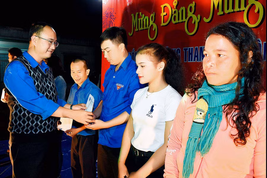 Phó Bí thư Tỉnh đoàn Phan Hồ Giang trao quà cho thanh niên có hoàn cảnh khó khăn. Ảnh: Đức Thụy