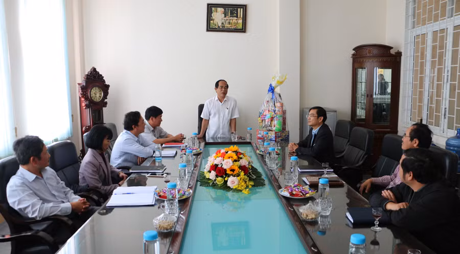 Chủ tịch UBND tỉnh Võ Ngọc Thành chúc tập thể lãnh đạo, cán bộ, viên chức, người lao động Báo Gia Lai đón Tết an lành, hạnh phúc. Ảnh: Q.T