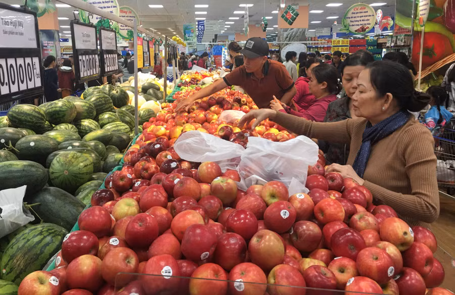 Người dân ngày càng có thói quen mua trái cây trong siêu thị. Ảnh: Vũ Thảo