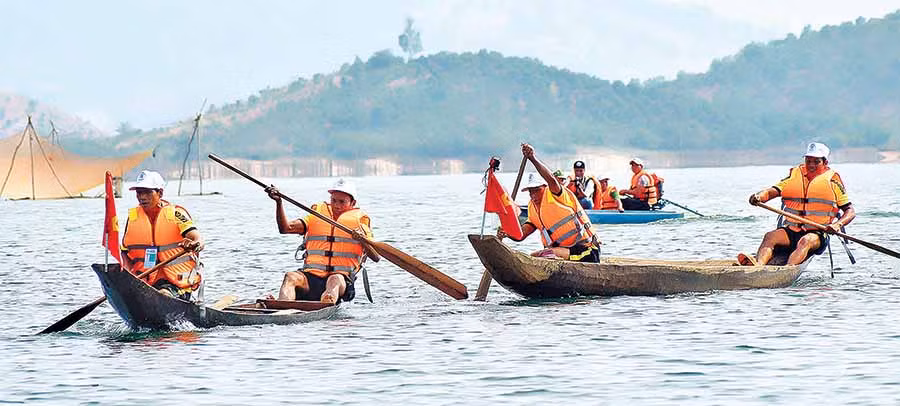 Đua thuyền độc mộc trên sông Pô Cô.