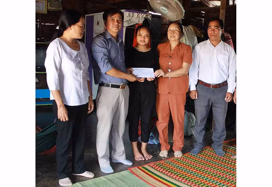  Đoàn trường THPT Trần Quốc Tuấn (huyện Phú Thiện) và Quỹ học bổng Thiện Duyên hỗ trợ học phí đại học cho em Kpă HThảo (giữa). Ảnh: P.L