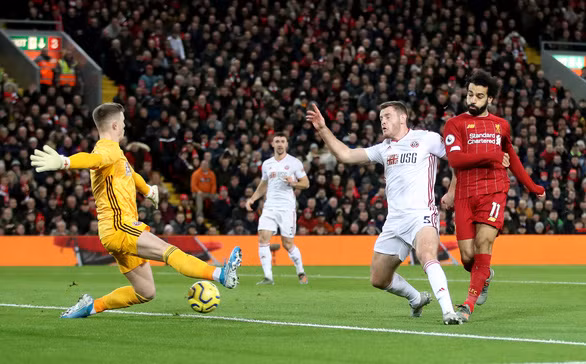 Salah đệm bóng mở tỉ số ngay phút thứ tư cho Liverpool - Ảnh: REUTERS