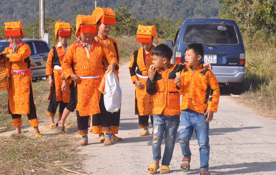 Cùng nhau đi chúc Tết trong trang phục dân tộc mình. Ảnh: Hoành Sơn