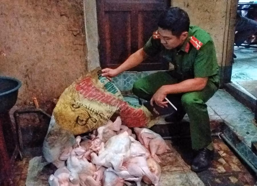 Thực phẩm để trên nền đất ngay cạnh nhà vệ sinh tại hộ kinh doanh Nguyễn Văn Tuấn-15 Nguyễn Thái Học, phường Hội Thương, TP.Pleiku. Ảnh: Như Ý