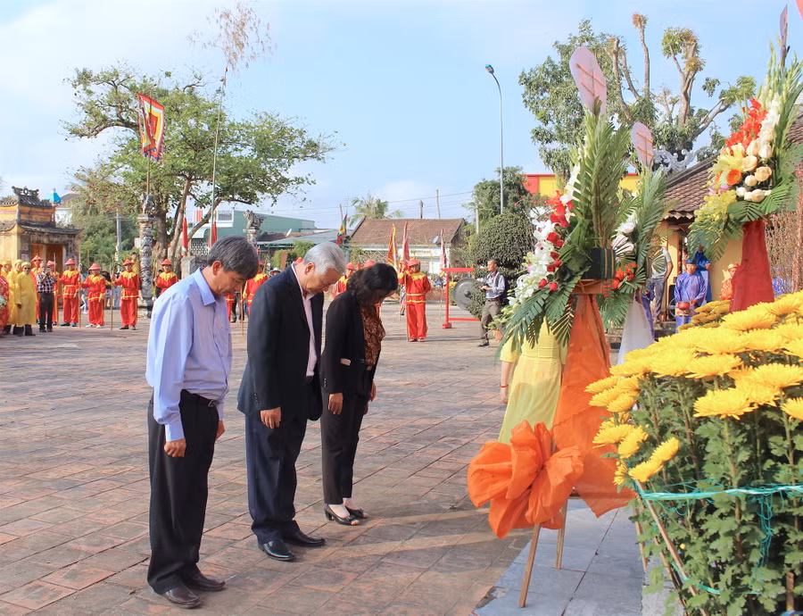 Lãnh đạo các địa phương trong tỉnh dâng hoa tại Tượng đài vua Quang Trung. Ảnh: Hồng Thi