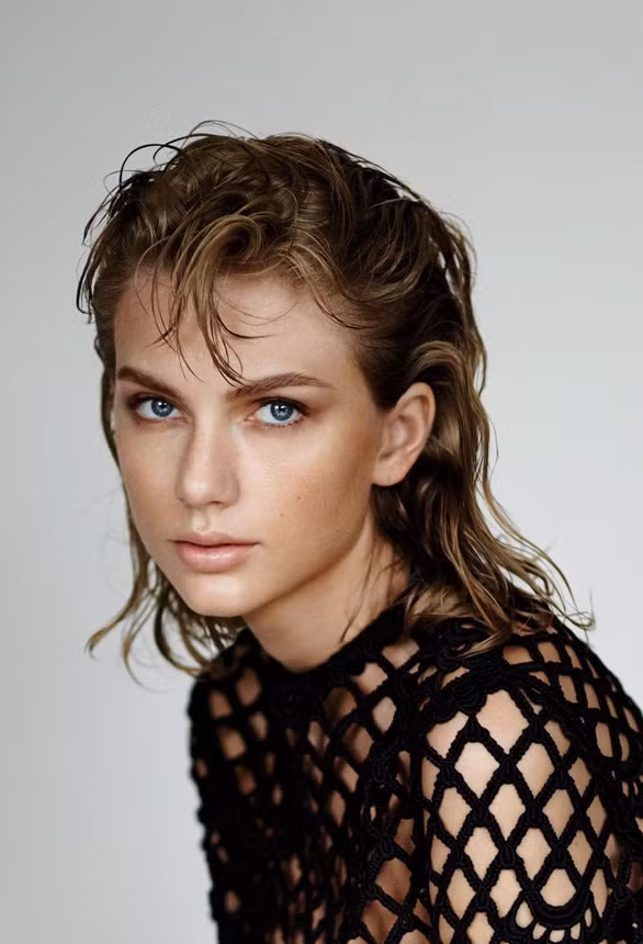  Ngoài sự nghiệp người mẫu, Candice Swanepoel còn là một nhà hoạt động từ thiện năng nổ - Ảnh: MAXIM