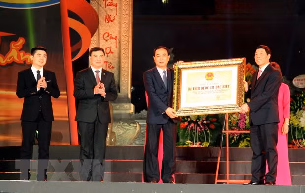  Bí thư Tỉnh ủy Bắc Giang Bùi Văn Hải (phải) trao Bằng xếp hạng Di tích quốc gia đặc biệt Địa điểm chiến thắng Xương Giang cho đại diện cán bộ và nhân dân tỉnh Bắc Giang. (Ảnh: Đồng Thúy/TTXVN)