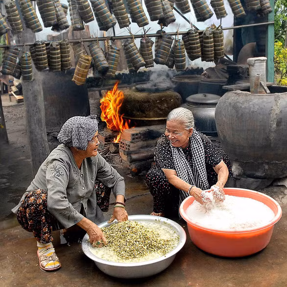 Hai chị em dì Út Hòa (xã Nhị Bình, huyện Hóc Môn, TP.HCM) chuẩn bị đậu xanh và nếp để nấu bánh tét - Ảnh : NGUYỄN TUẤN