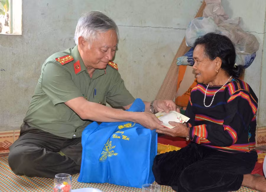 Thăm tặng quà Tết gia đình bà Siu H’Mun ở buôn Ma H’Rai (xã Ia Hiao). Ảnh: Đức Phương