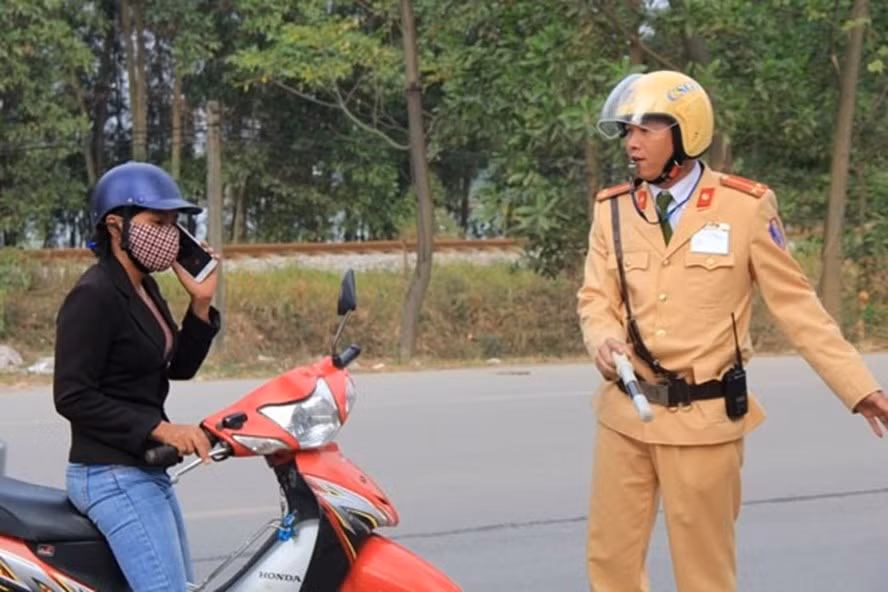  Vừa nghe điện thoại vừa lái xe sẽ bị phạt rất nặng. Ảnh minh họa