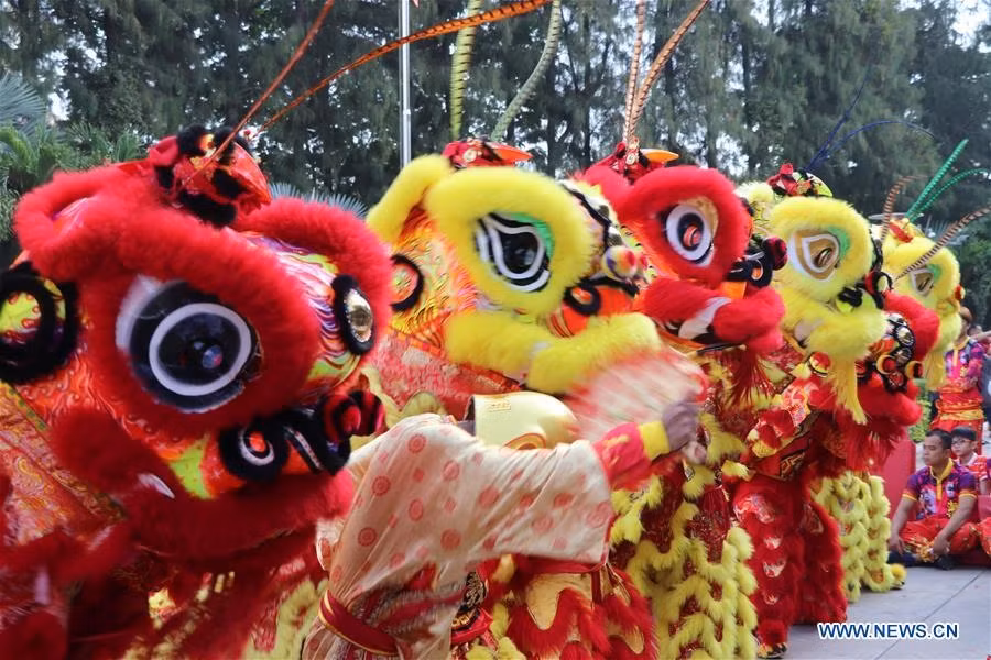 Múa lân là một trong những hoạt động truyền thống không thể thiếu trong những ngày đầu năm mới để chào đón Tết Nguyên đán ở Campuchia. Ảnh: Xinhua