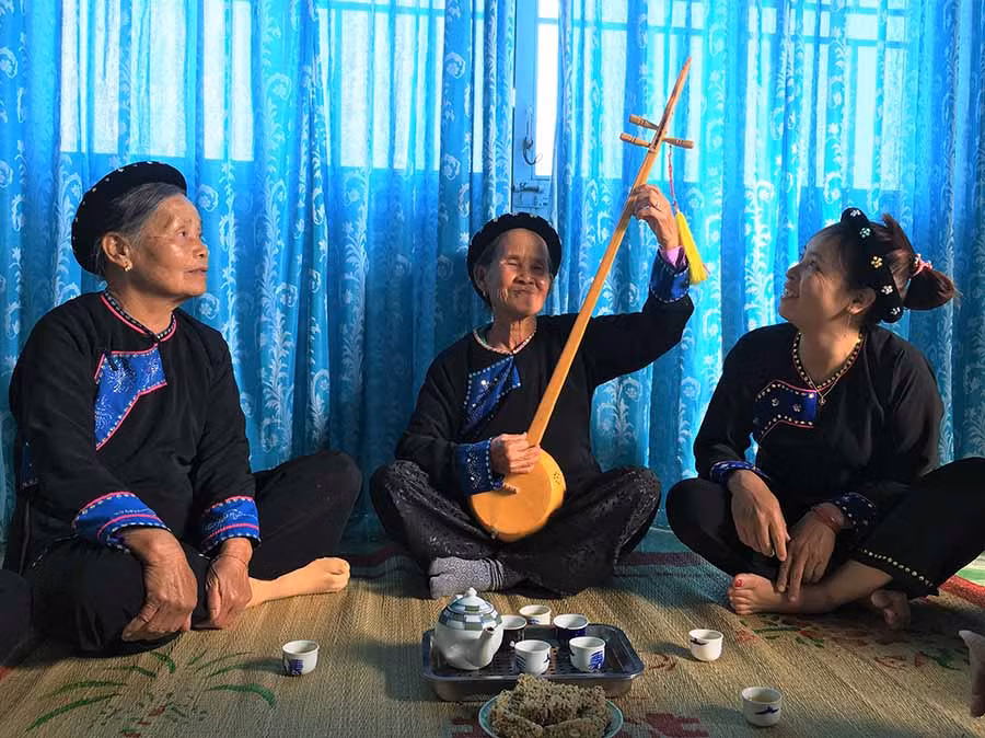 Giao lưu văn nghệ khi đến nhà chúc mừng năm mới. Ảnh: Hoành Sơn