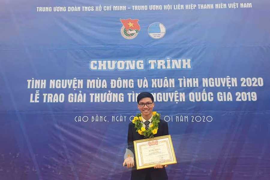 Em Lê Văn Phúc-Trưởng nhóm Fly to Sky nhận giải thưởng Tỉnh nguyện Quốc gia năm 2019. Ảnh Văn Phúc.