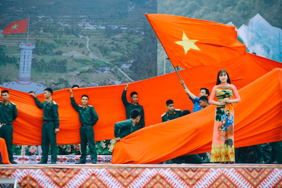  Tiết mục giao lưu văn nghệ mở đầu 
