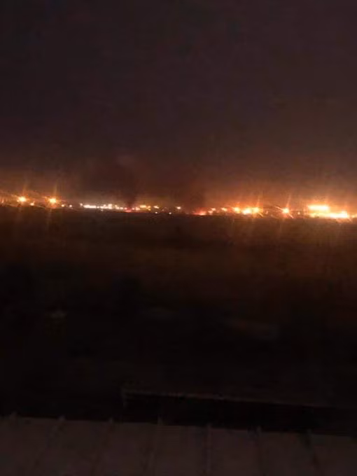 Sân bay quốc tế ở thủ đô Baghdad được quan sát từ xa sau vụ tấn công. Ảnh: Twitter