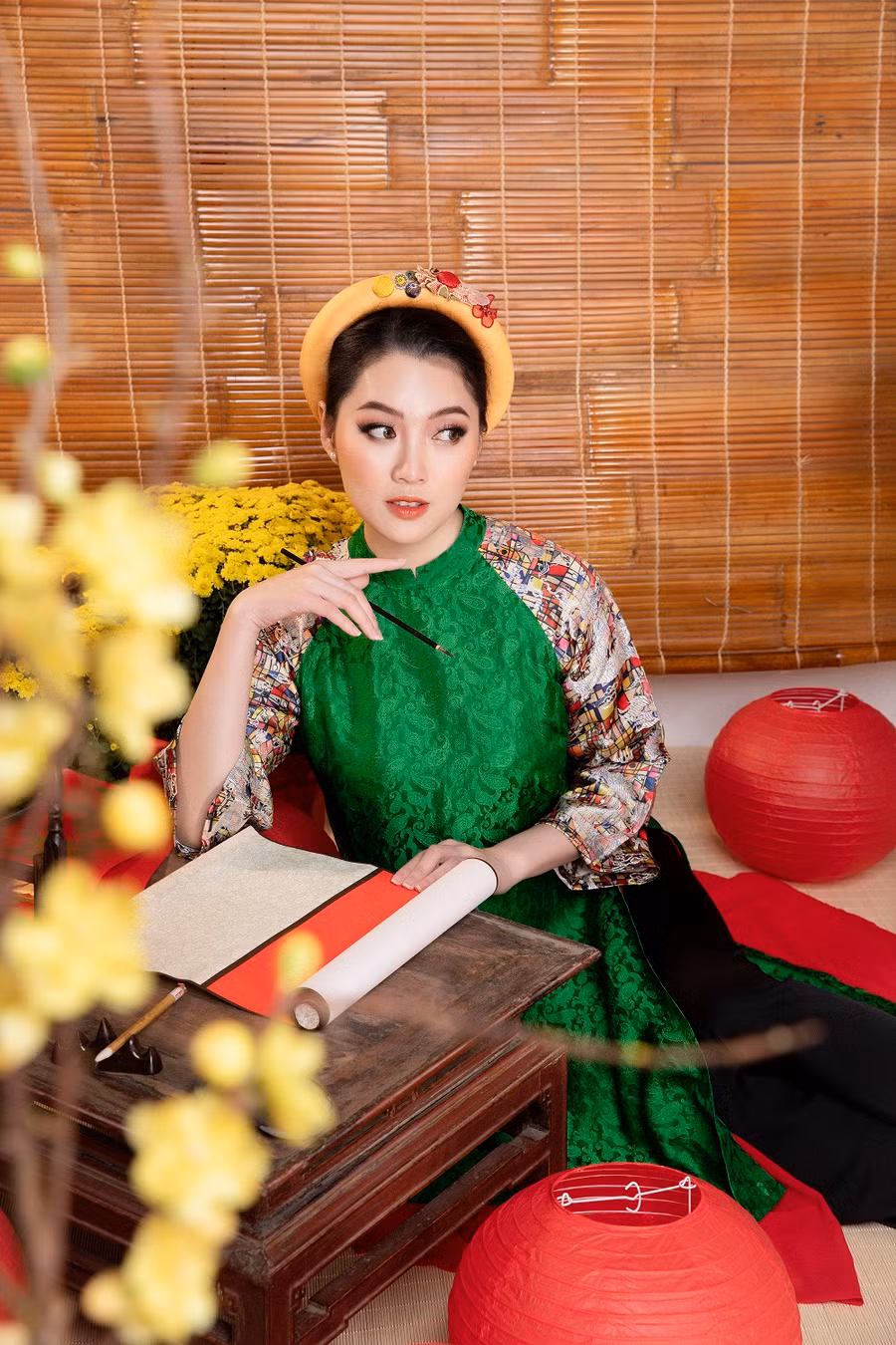 Bên cạnh trang phục truyền thống, Hoài Thu còn gợi nhớ không khí Tết thông qua không gian được bày trí tỉ mỉ.