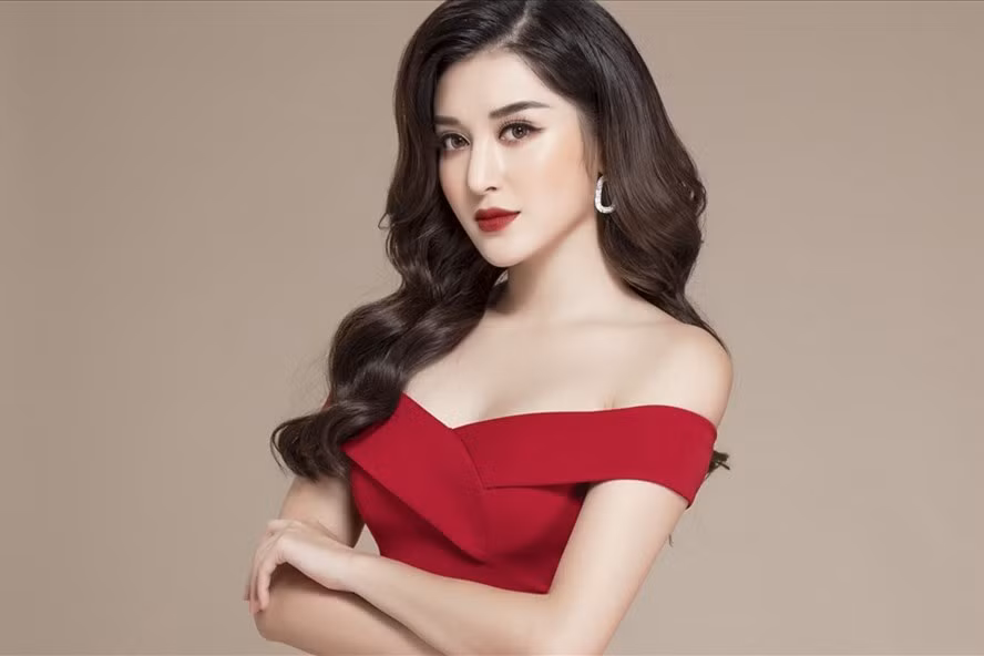  Á hậu sinh năm 1995 khiến người hâm mộ an lòng khi khoe thần thái rạng rỡ, xinh đẹp trong bộ ảnh mới sau sự cố bất ngờ bị ngất xỉu tại sân bay Tân Sơn Nhất những ngày cuối năm Kỷ Hợi vừa qua.