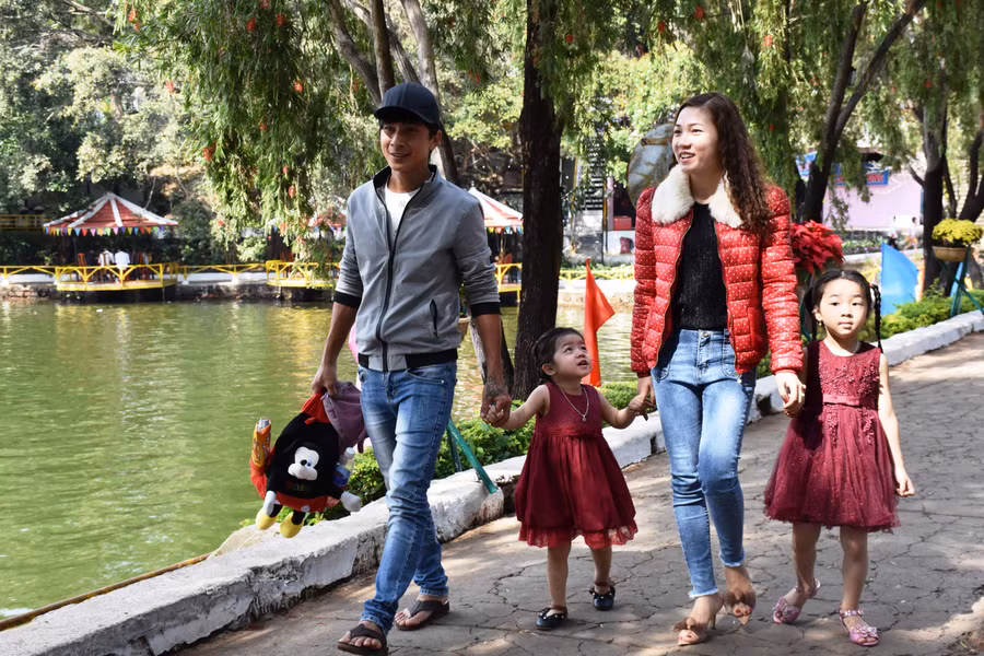 Nhiều gia đình chọn Công viên Diên Hồng (TP. Pleiku) là điểm khởi hành cho chuyến du xuân của mình. Ảnh Trần Dung