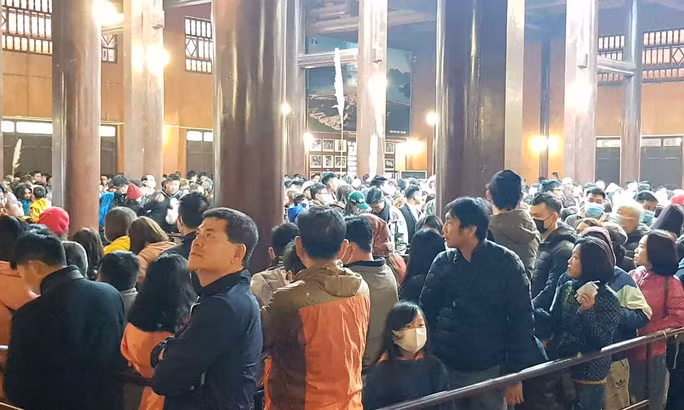Người ken cứng bên trong nhà chờ để xuống thuyền.