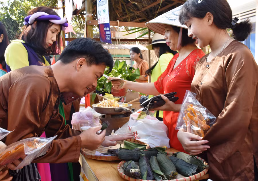 Các món ăn dân dã ngày Tết của mọi miền được mang tới hoạt động trải nghiệm. Ảnh: Trần Dung Các món ăn dân dã ngày Tết của mọi miền được mang tới hoạt động trải nghiệm. Ảnh: Trần Dung