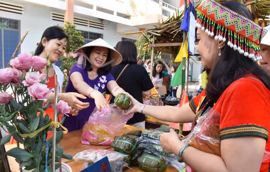 Tập thể giáo viên nhà trường tham gia cùng học sinh vào hoạt động trải nghiệm "Nét Xuân- Hồn Việt". Ảnh: Trần Dung Tập thể giáo viên nhà trường tham gia cùng học sinh vào hoạt động trải nghiệm