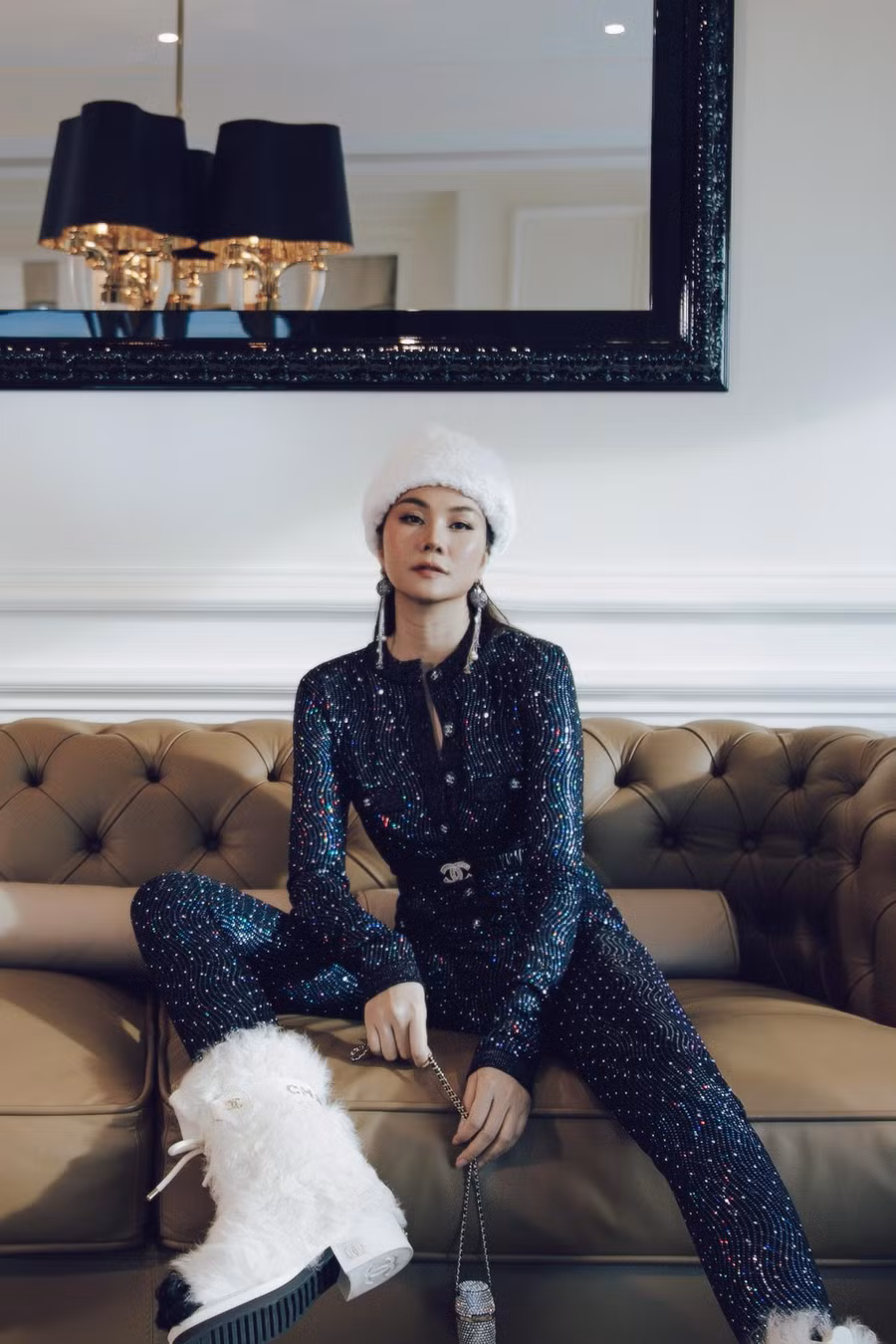 Việc lựa chọn mẫu túi mini này thể hiện sự nhạy bén cũng như bắt kịp xu hướng của người đẹp khi dạng túi này đang một trong những phụ kiện hot và được những tín đồ thời trang đặc biệt săn đón. Ảnh: NVCC