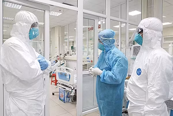 Còn 2.840 ca COVID-19 nặng đang điều trị