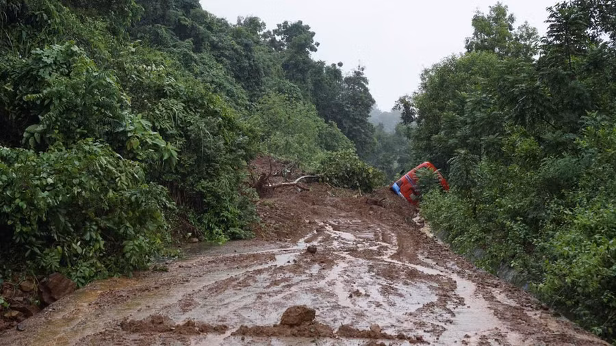  Đèo Bà Nam bị sạt lở. Ảnh: B.T