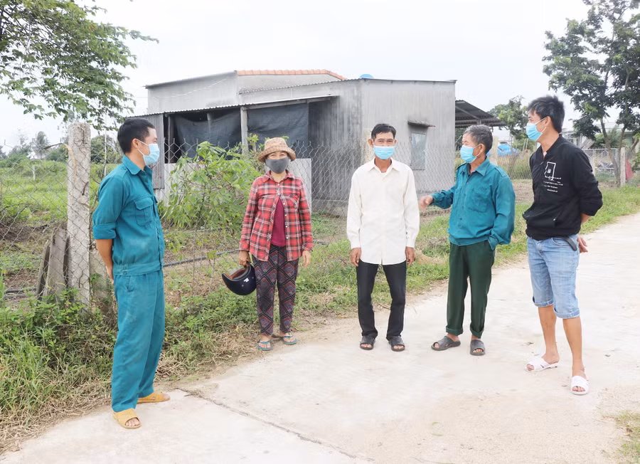  Ông Nguyễn Văn Chín (đứng giữa)-Trưởng thôn An Phú (xã Phú An, huyện Đak Pơ) tuyên truyền, vận động người dân xây dựng nông thôn mới. Ảnh: Ngọc Minh