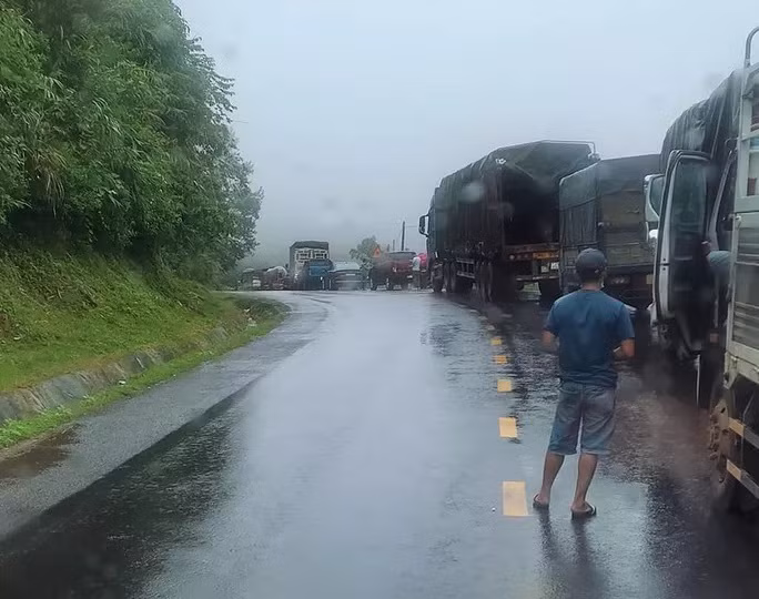 Vụ việc khiến giao thông trên Quốc lộ 26 ùn tắc nhiều giờ. Ảnh: Sơn Phạm