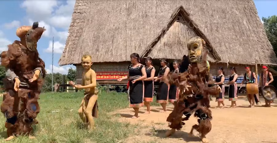 Các bram (người làm trò hề) tạo điểm nhấn cho phần thi của đội cồng chiêng làng Kon Sơ Lăl (xã Hà Tây, huyện Chư Păh). Ảnh: Thủy Bình
