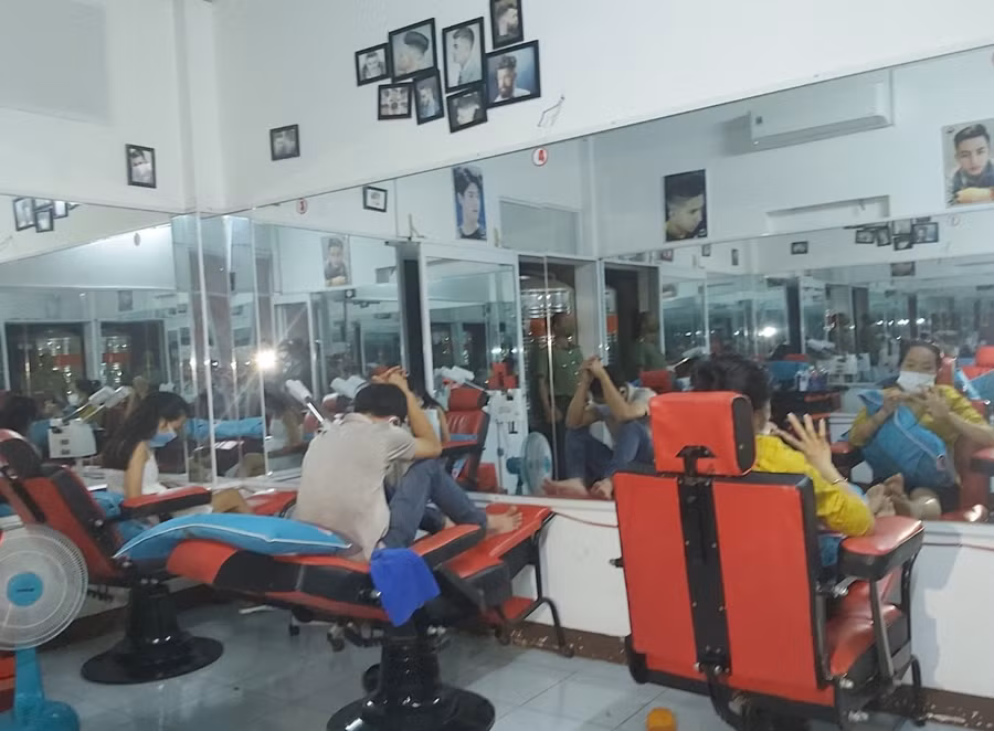 Tiệm cắt tóc nam Tuyết Trinh tại thời điểm kiểm tra.