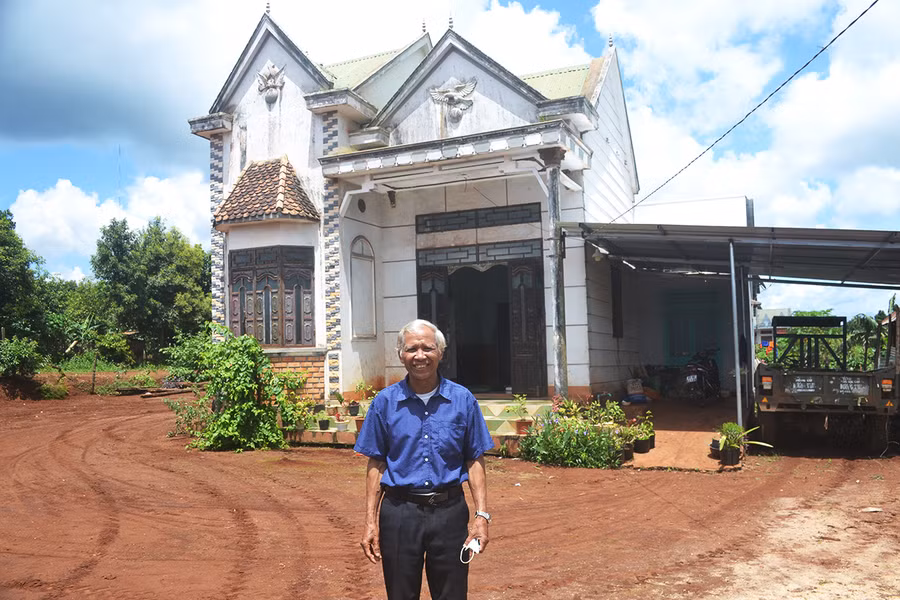 Ông Rớt trước căn nhà của mình tại làng Thung (xã Hnol, huyện Đak Đoa). Ảnh: Hoàng Minh